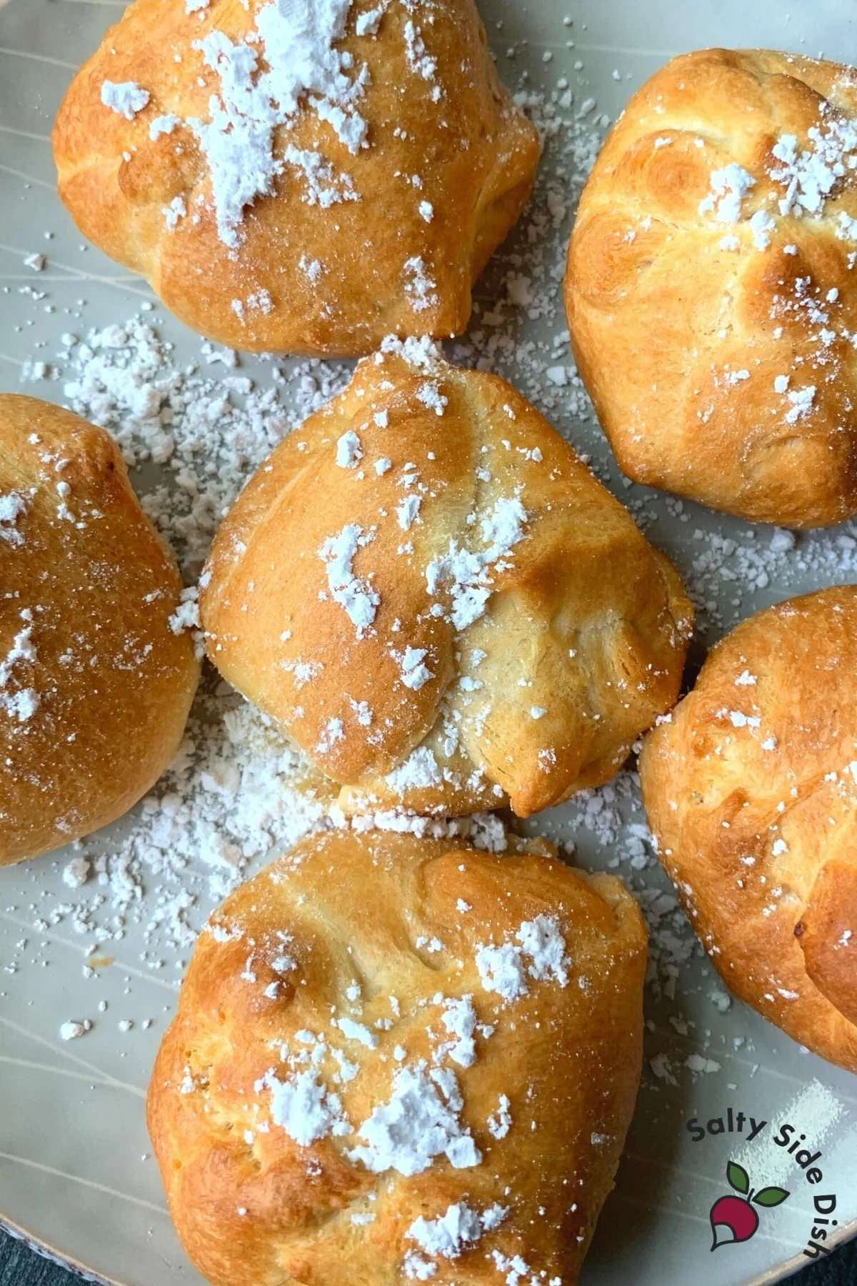 add powdered sugar on stuffed air fried oreos