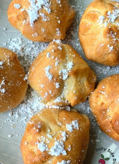 add powdered sugar on stuffed air fried oreos