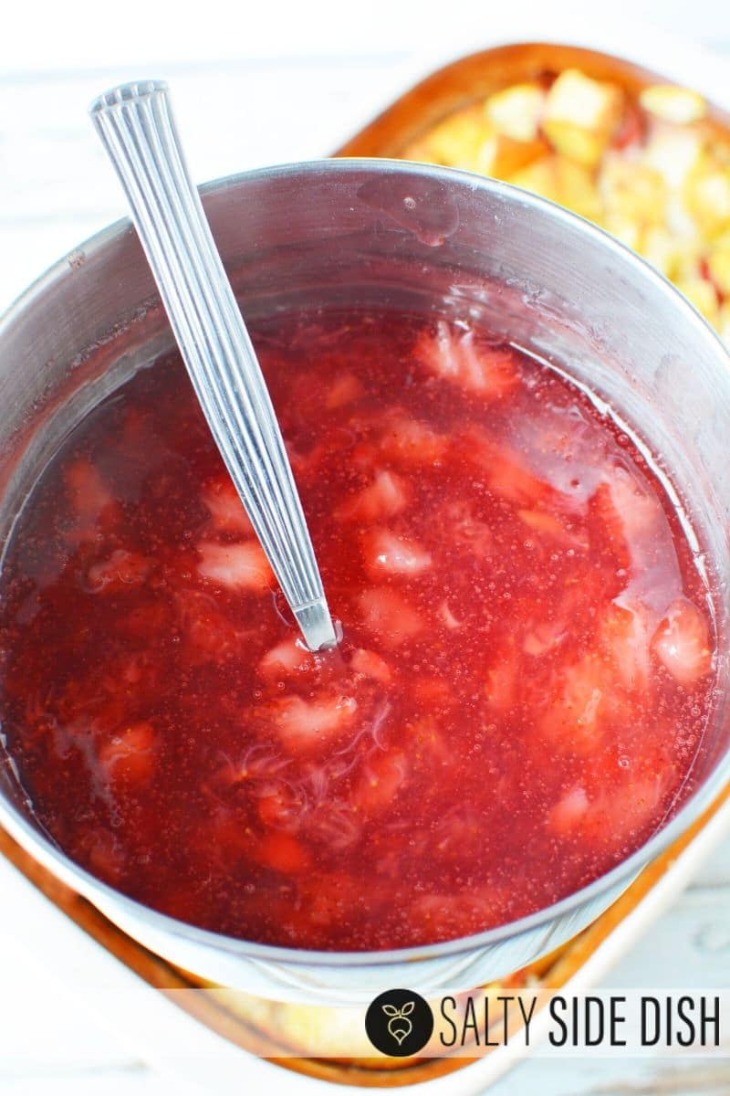 10 minute homemade strawberry sauce on stove