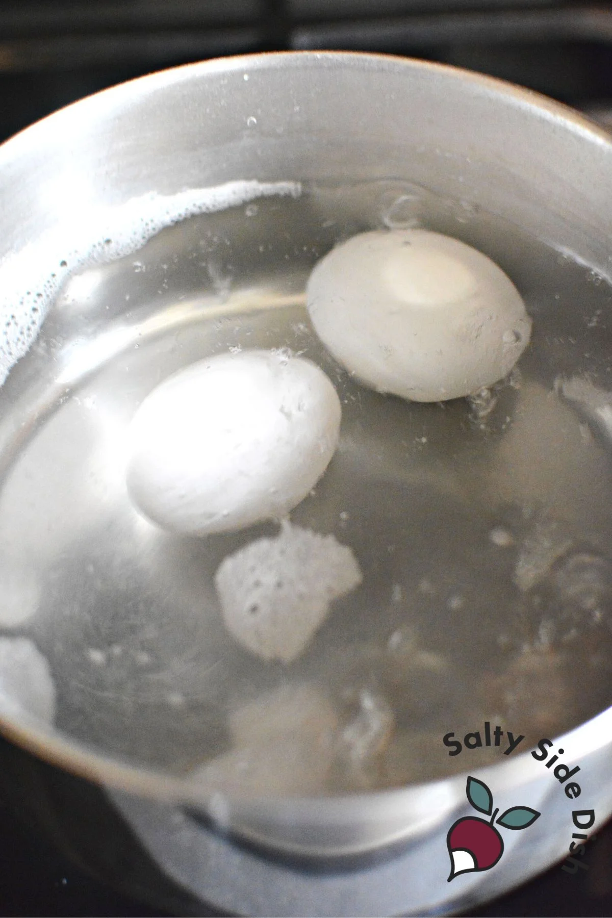 Eggs in the pot with water and baking soda.