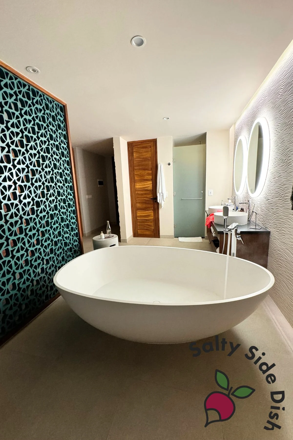 bath tub in suite.