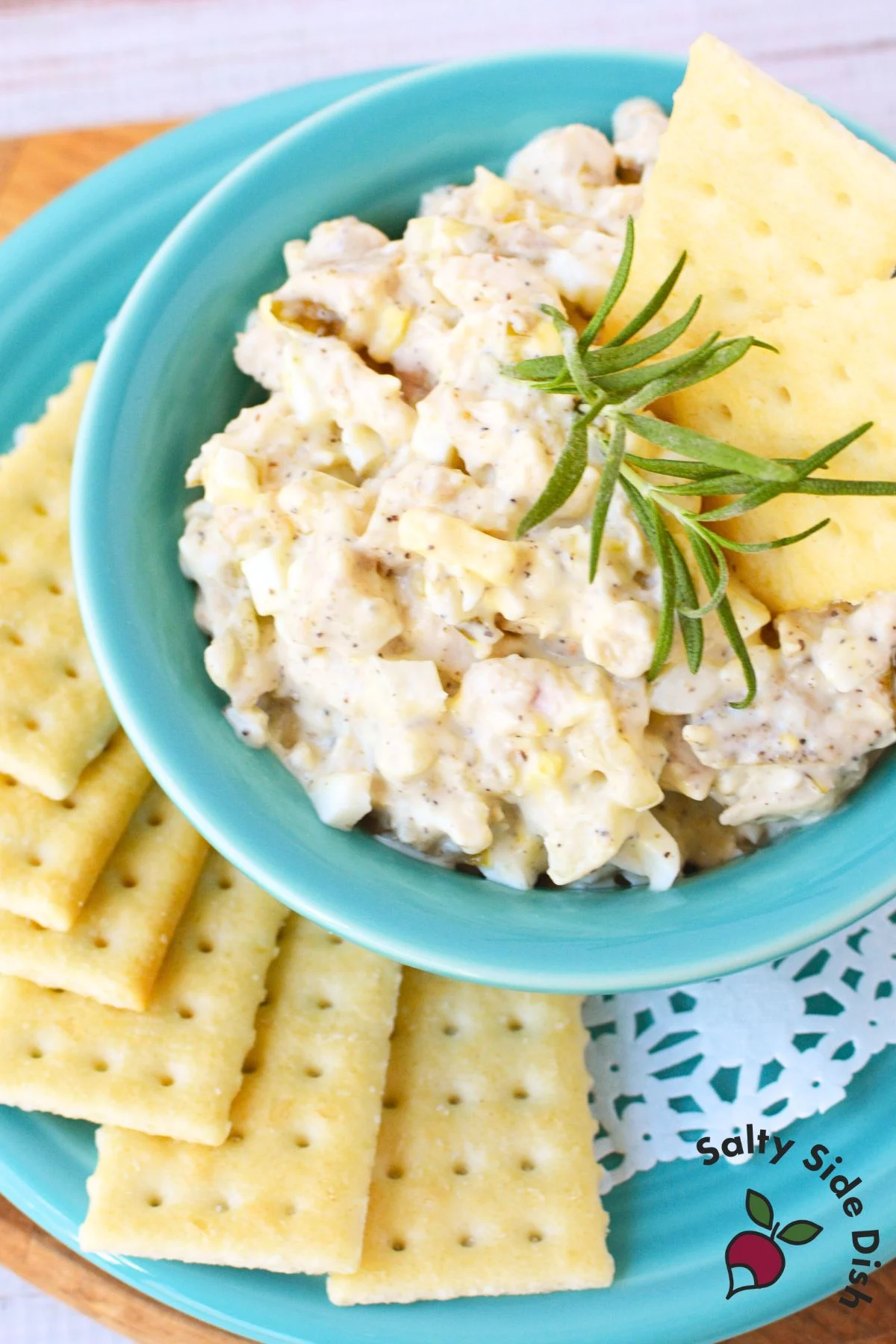 Tailgate chicken salad served with buttery crackers on a teal plate, perfect appetizer for game day.