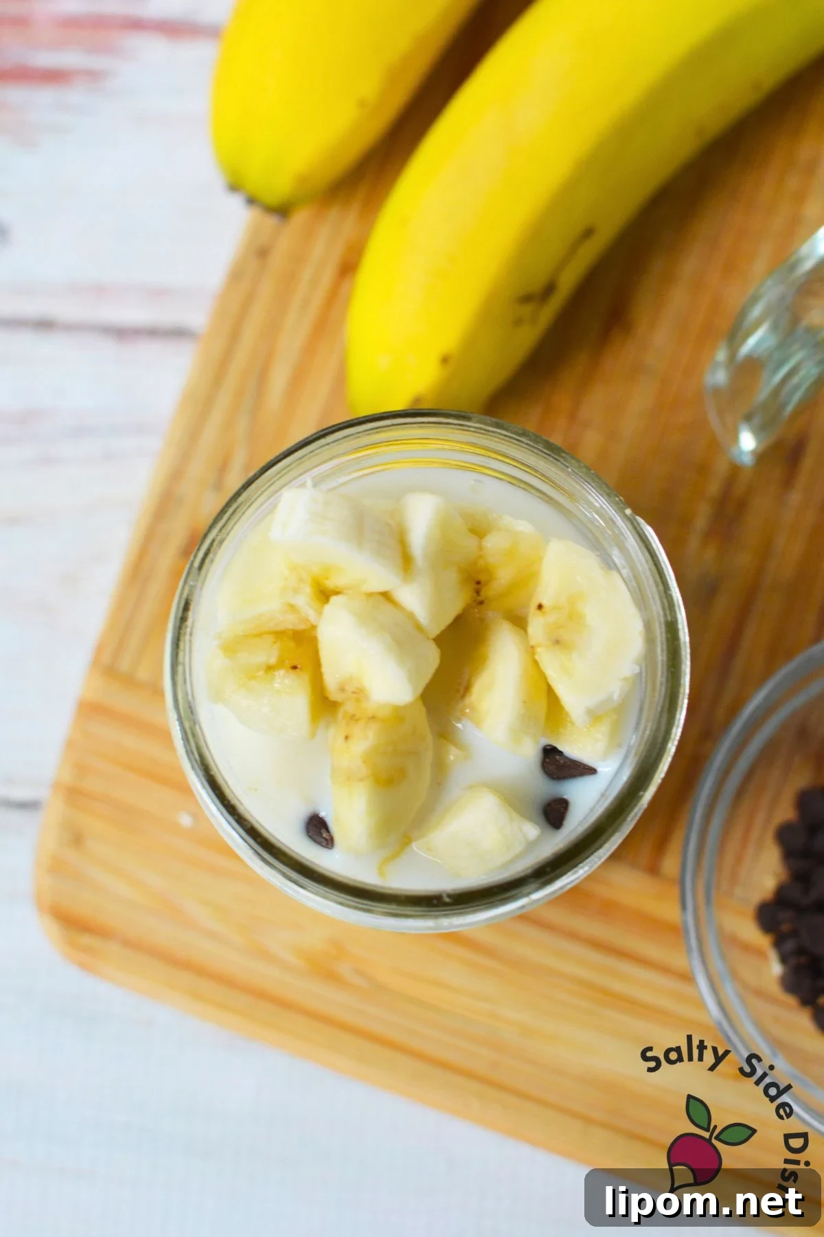 Overnight Oats Recipes: 4 Flavor Variations to Prep Ahead 7 Banana chocolate overnight oats topped with sliced banana and mini chocolate chips in a mason jar.